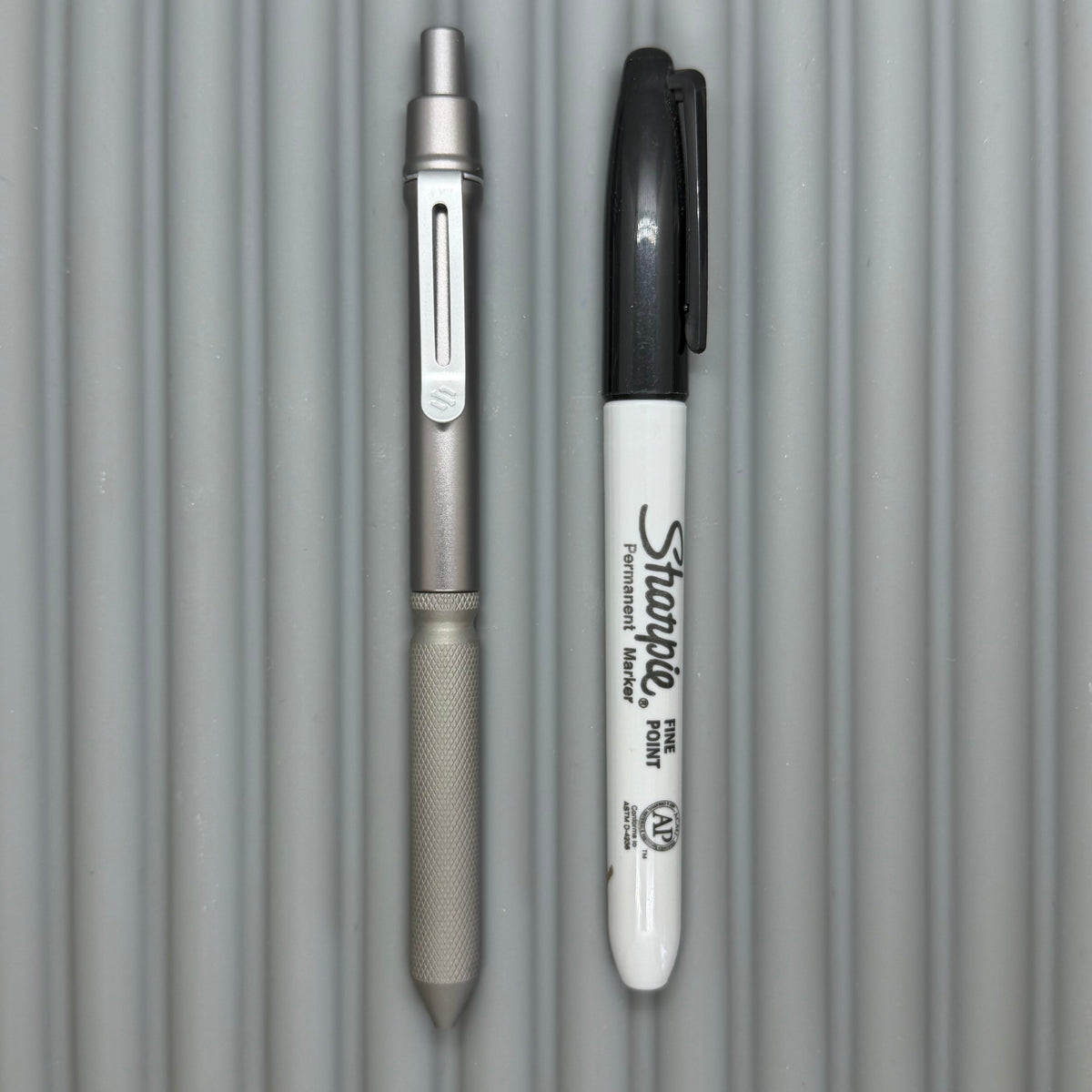 > Spoke Click Model CX: Gunmetal Ano Aluminum Barrel / Matte Titanium Flat Knurled Grip