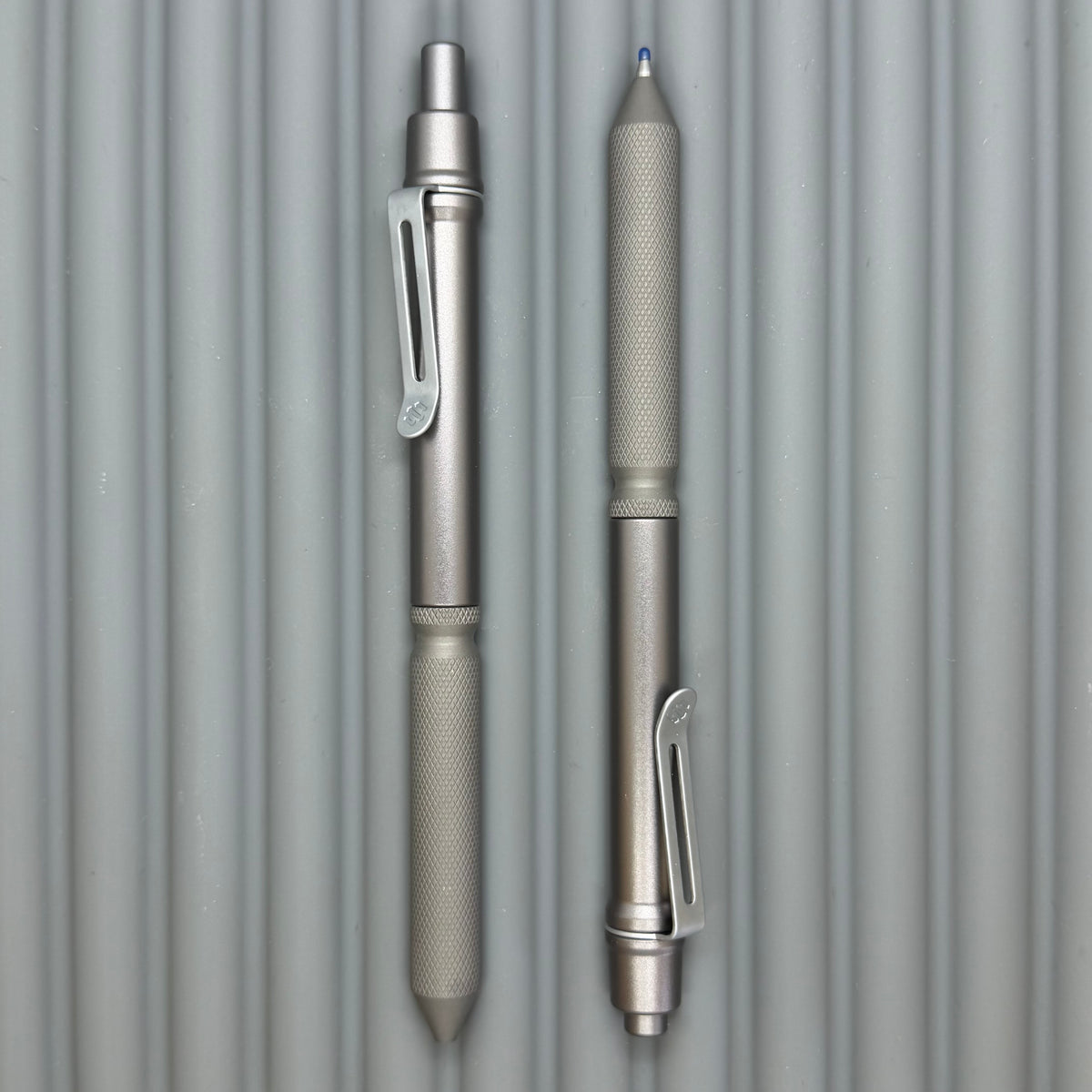 > Spoke Click Model CX: Gunmetal Ano Aluminum Barrel / Matte Titanium Flat Knurled Grip