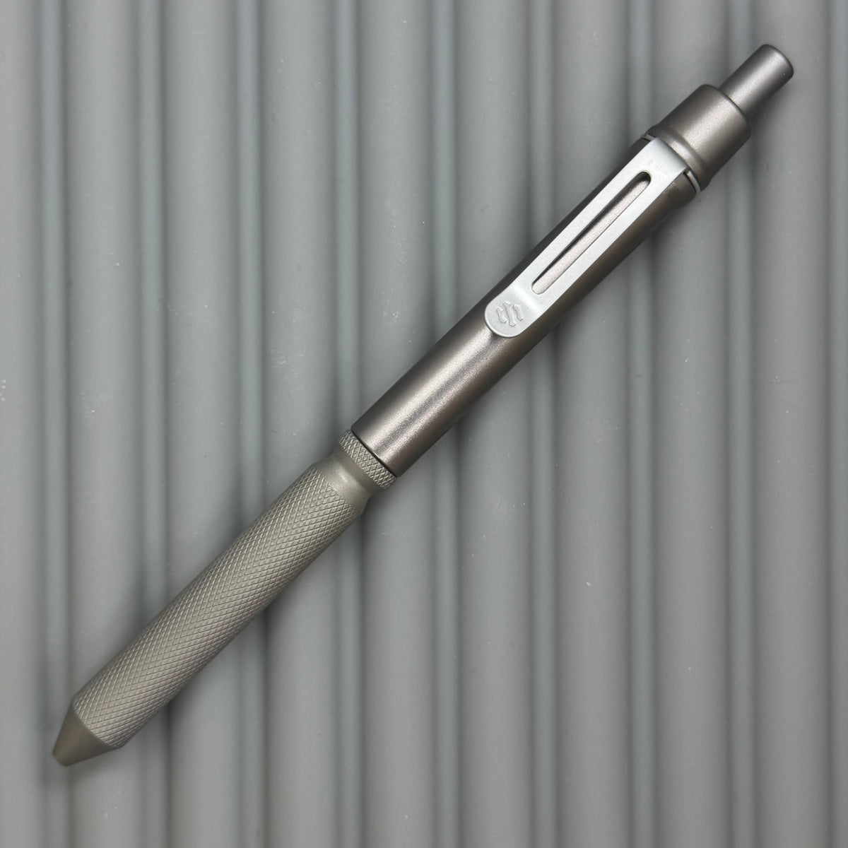 > Spoke Click Model CX: Gunmetal Ano Aluminum Barrel / Matte Titanium Flat Knurled Grip