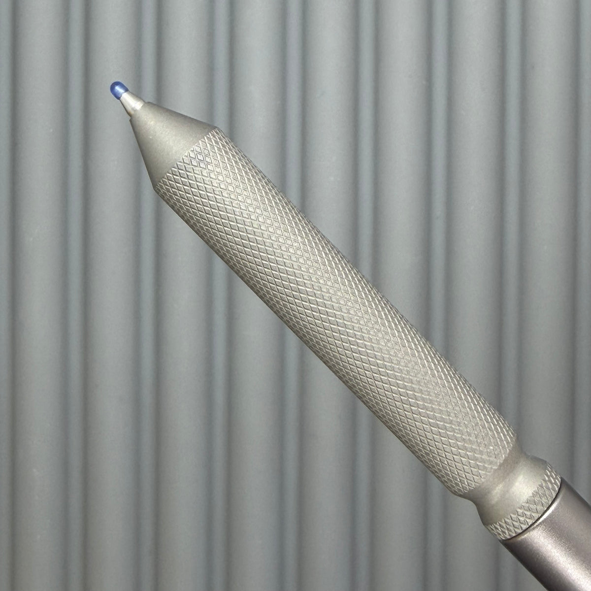 > Spoke Click Model CX: Gunmetal Ano Aluminum Barrel / Matte Titanium Flat Knurled Grip