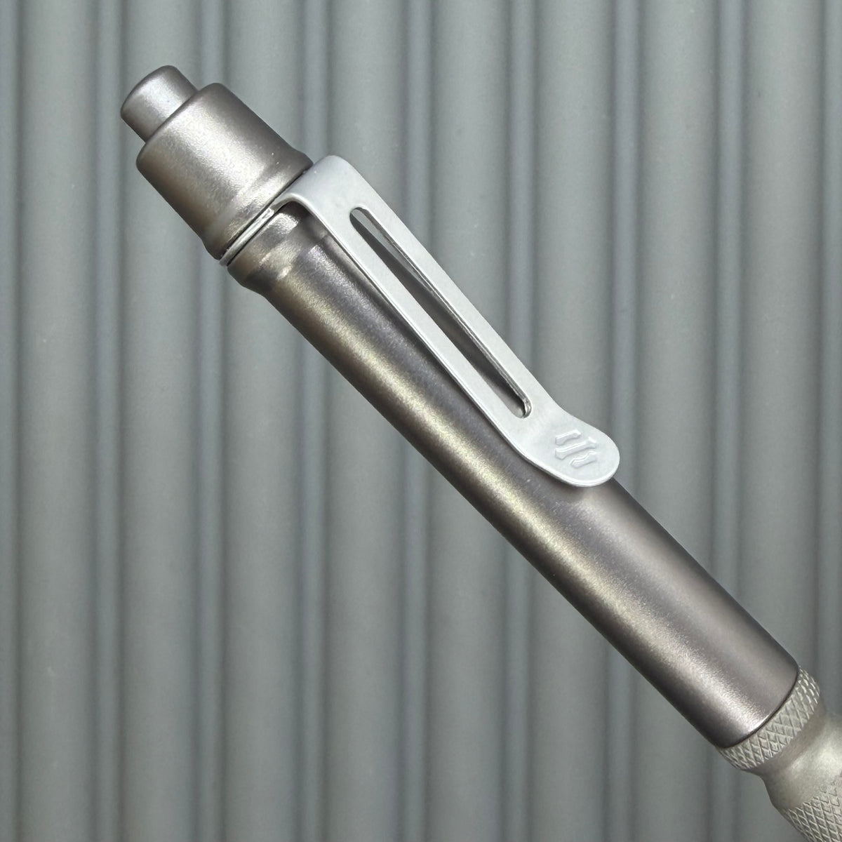 > Spoke Click Model CX: Gunmetal Ano Aluminum Barrel / Matte Titanium Flat Knurled Grip