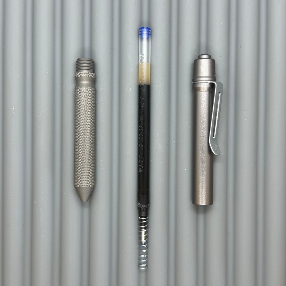 > Spoke Click Model CX: Gunmetal Ano Aluminum Barrel / Matte Titanium Flat Knurled Grip
