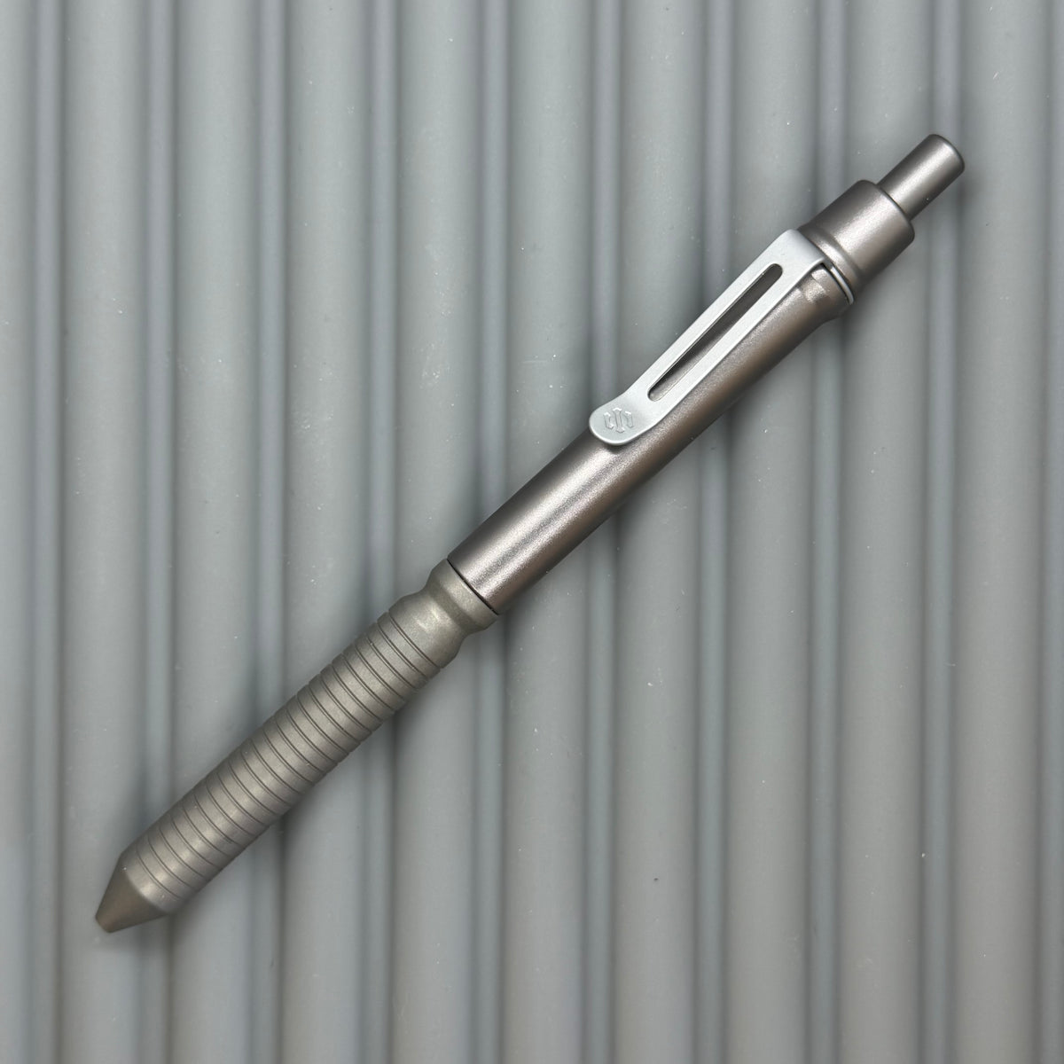 > Spoke Click Model CX: Gunmetal Ano Aluminum Barrel / Matte Titanium Grooved Grip