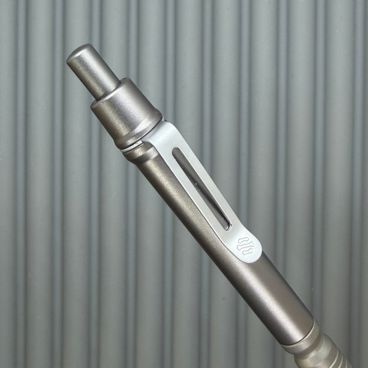 > Spoke Click Model CX: Gunmetal Ano Aluminum Barrel / Matte Titanium Grooved Grip