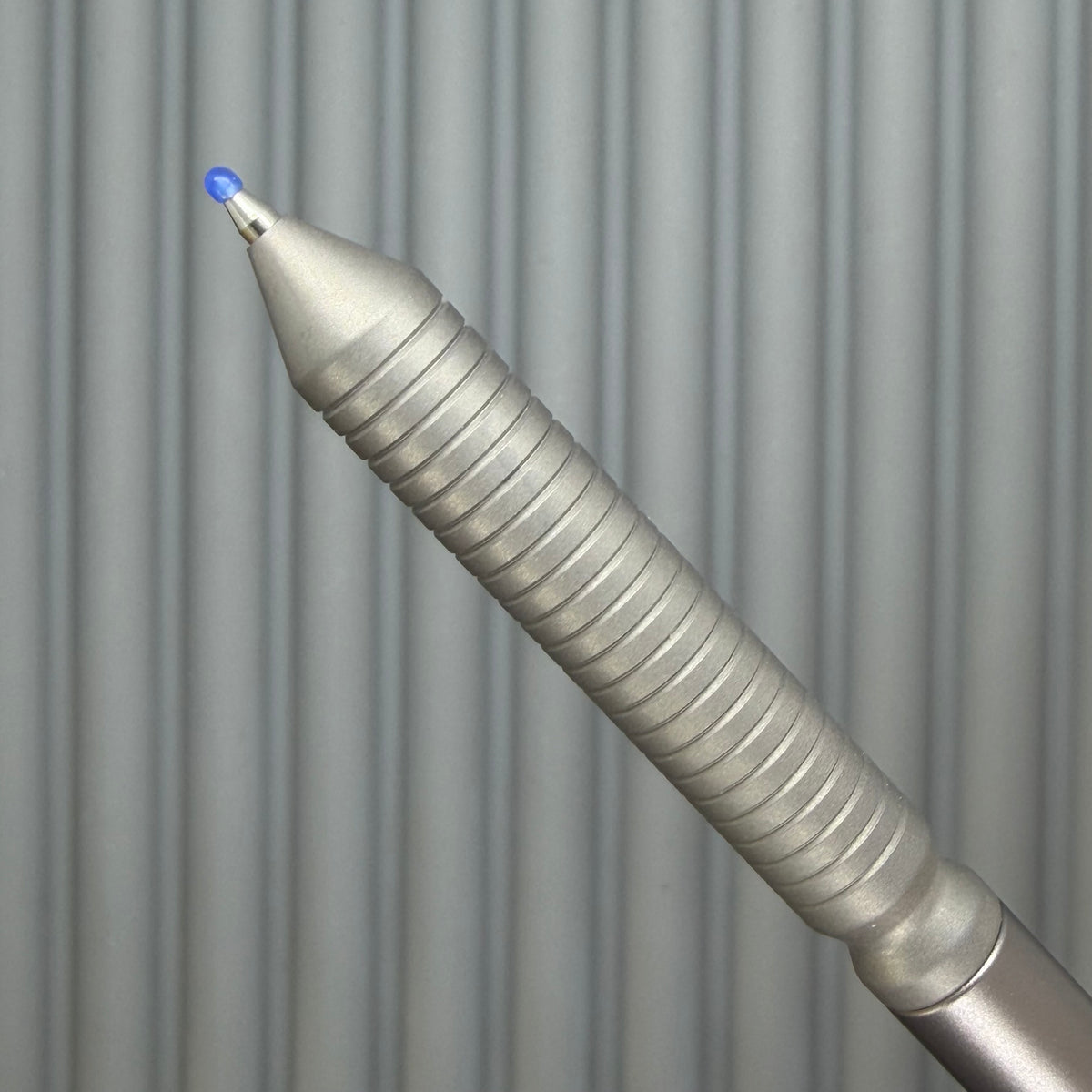> Spoke Click Model CX: Gunmetal Ano Aluminum Barrel / Matte Titanium Grooved Grip