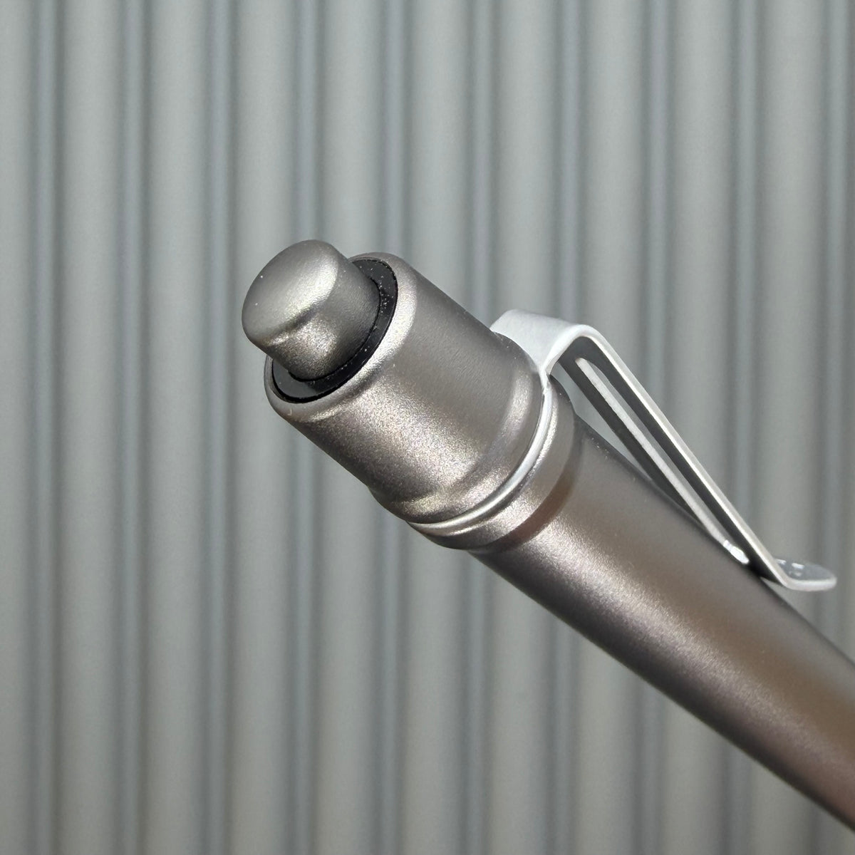 > Spoke Click Model CX: Gunmetal Ano Aluminum Barrel / Matte Titanium Grooved Grip