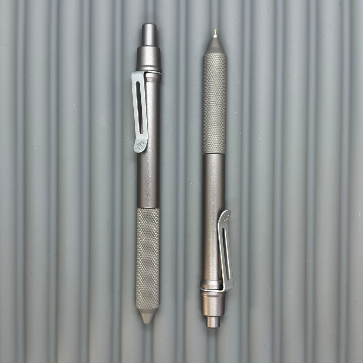 > Spoke Click Model C: Gunmetal Ano Aluminum /  Matte Titanium Flat Knurled Grip