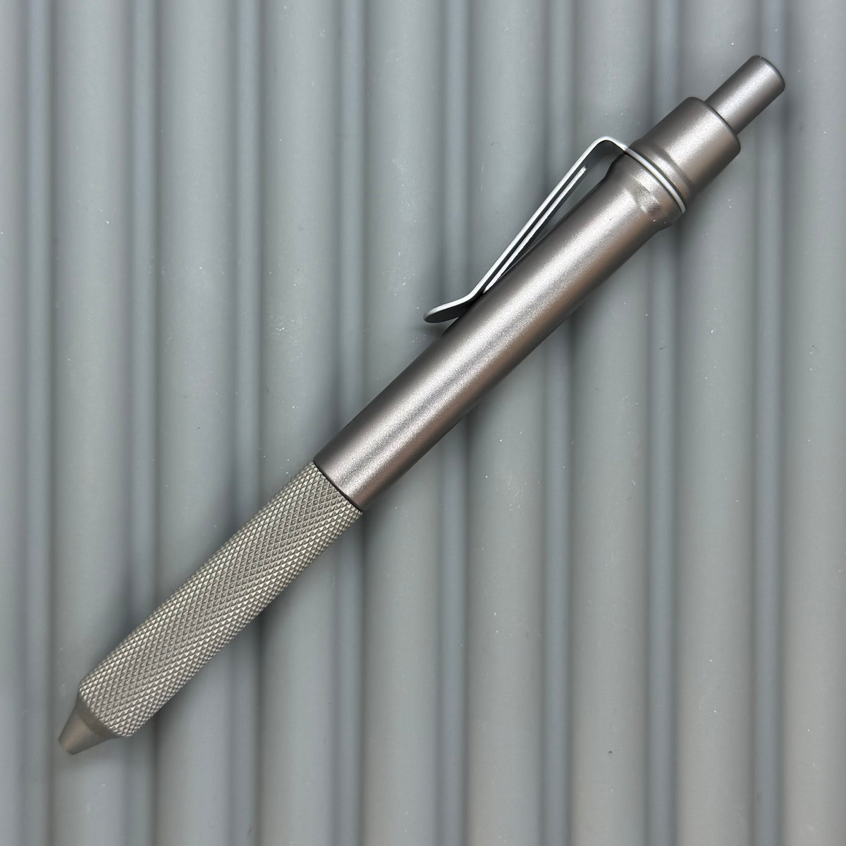 > Spoke Click Model C: Gunmetal Ano Aluminum /  Matte Titanium Flat Knurled Grip