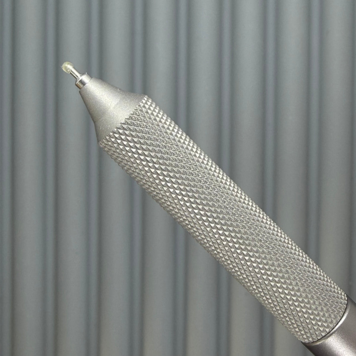 > Spoke Click Model C: Gunmetal Ano Aluminum /  Matte Titanium Flat Knurled Grip