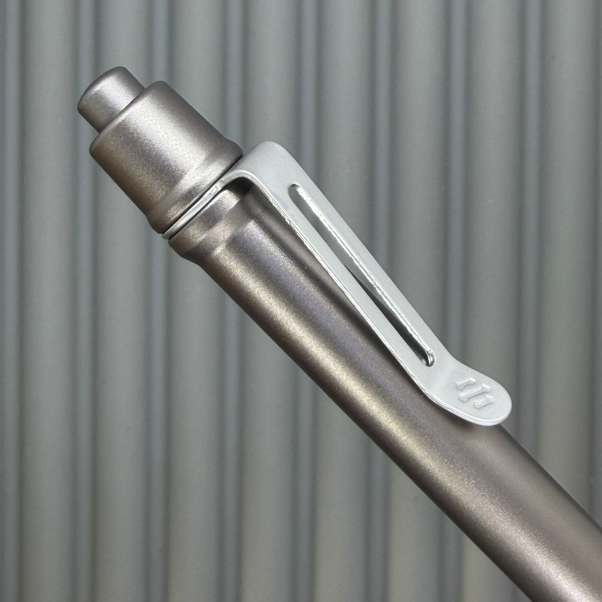> Spoke Click Model C: Gunmetal Ano Aluminum /  Matte Titanium Flat Knurled Grip