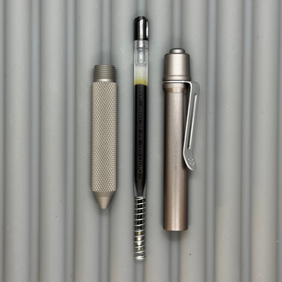 > Spoke Click Model C: Gunmetal Ano Aluminum /  Matte Titanium Flat Knurled Grip