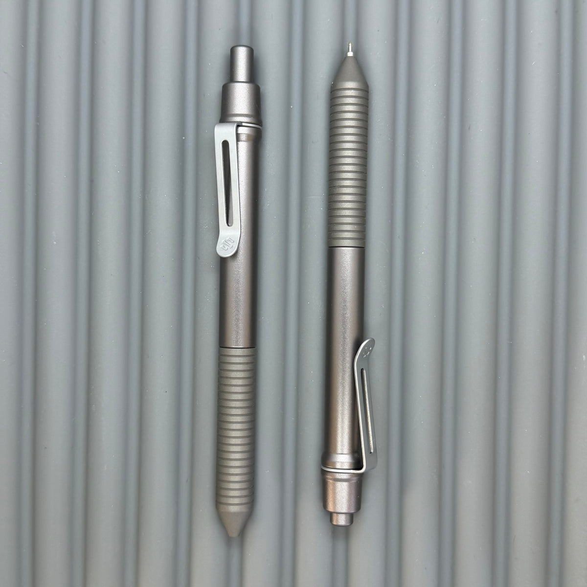 > Spoke Click Model C: Gunmetal Ano Aluminum /  Matte Titanium Grooved Grip