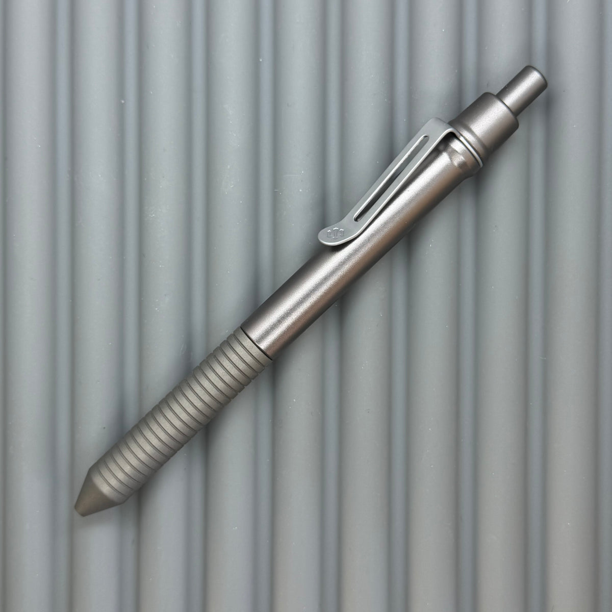 > Spoke Click Model C: Gunmetal Ano Aluminum /  Matte Titanium Grooved Grip