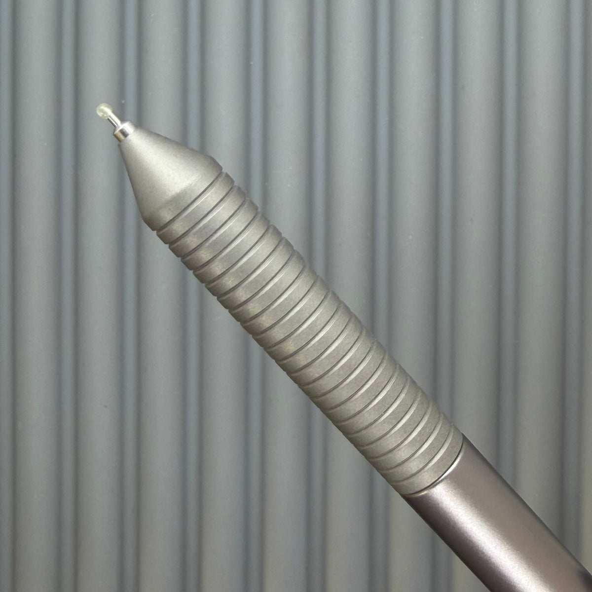 > Spoke Click Model C: Gunmetal Ano Aluminum /  Matte Titanium Grooved Grip