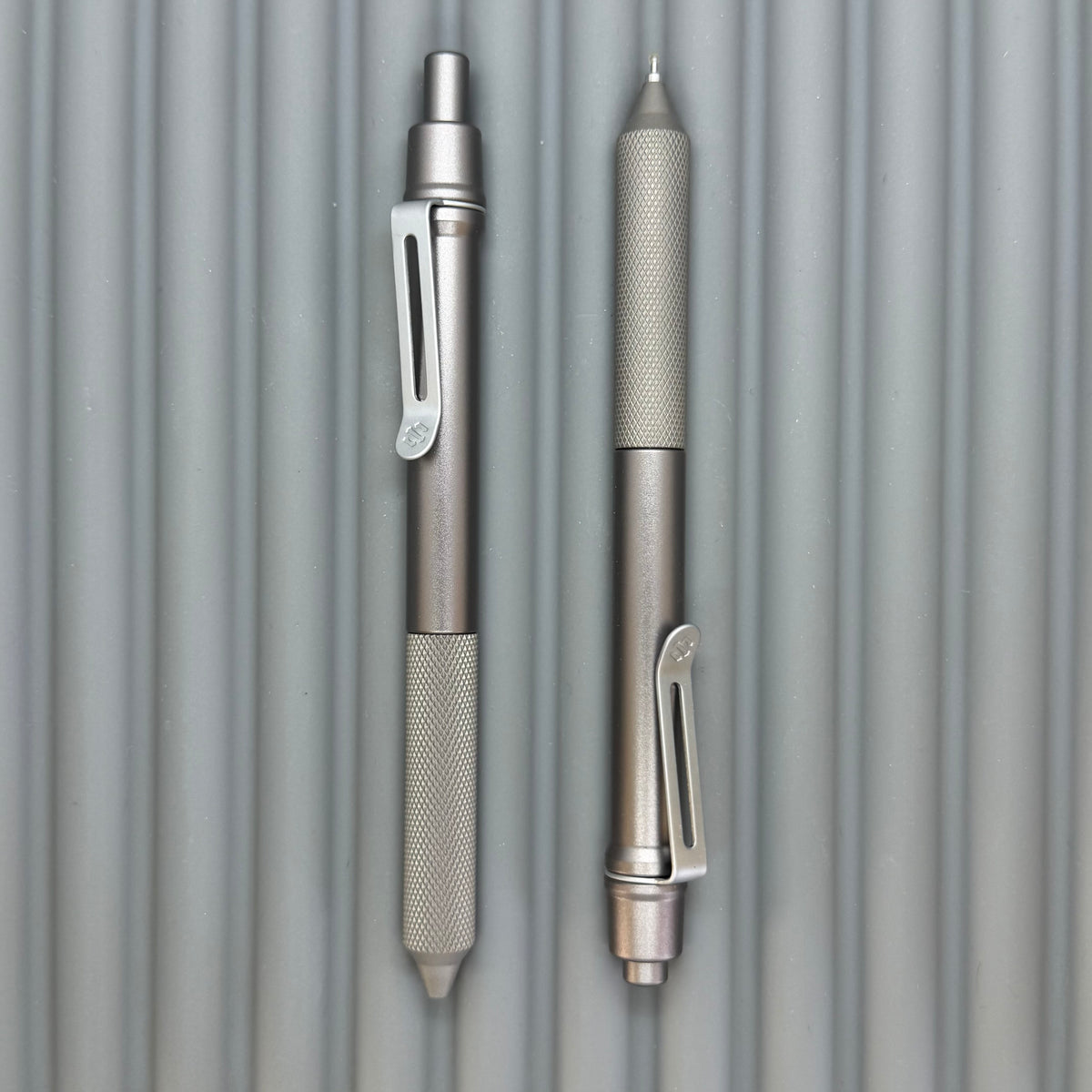 > Spoke Click Model C: Gunmetal Ano Aluminum /  Matte Titanium PEAK Knurled Grip