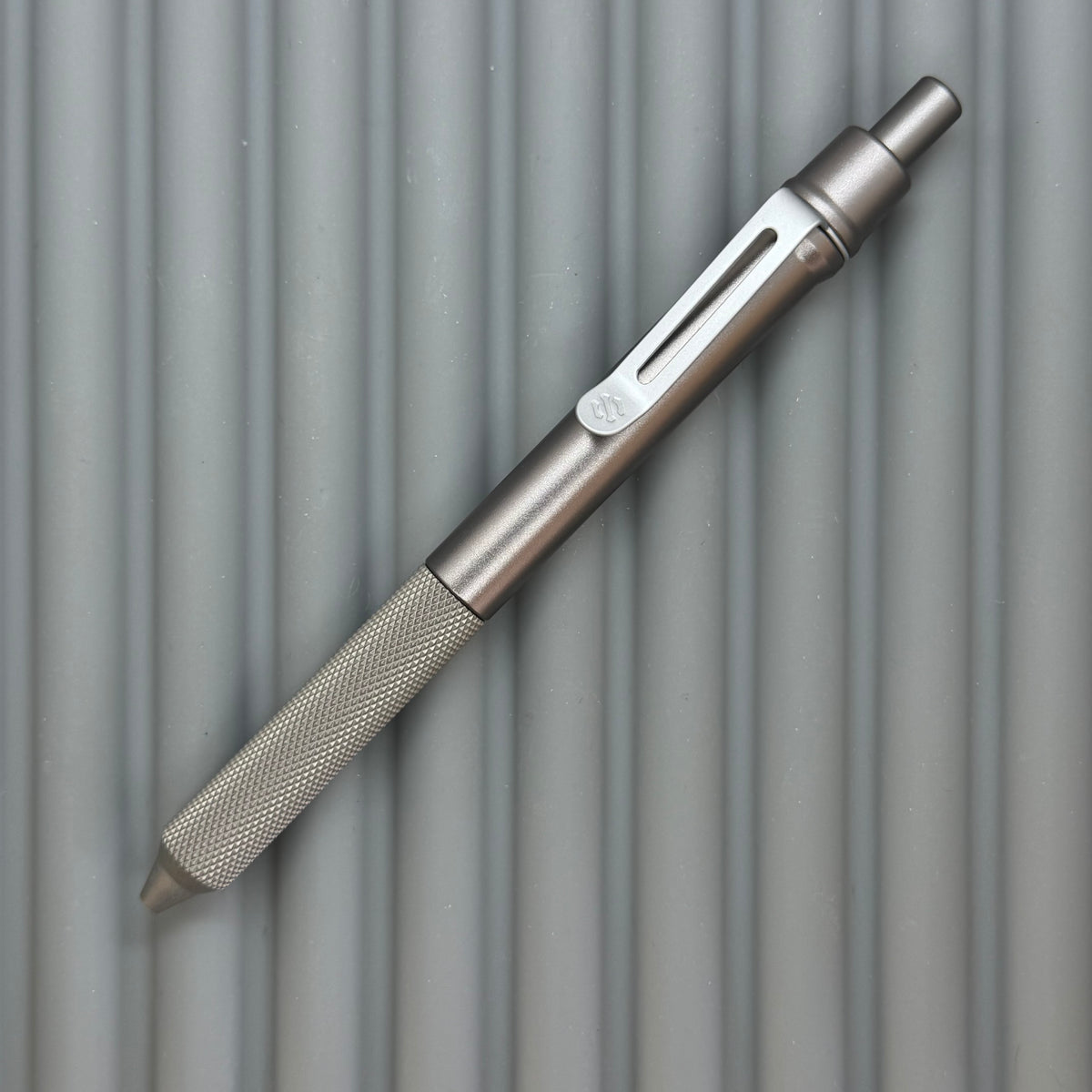 > Spoke Click Model C: Gunmetal Ano Aluminum /  Matte Titanium PEAK Knurled Grip