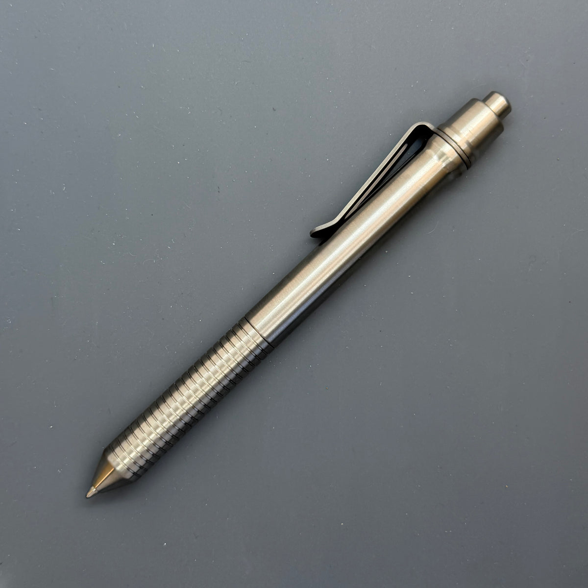 > Spoke Click Model C: Shiny Titanium / Grooved Grip