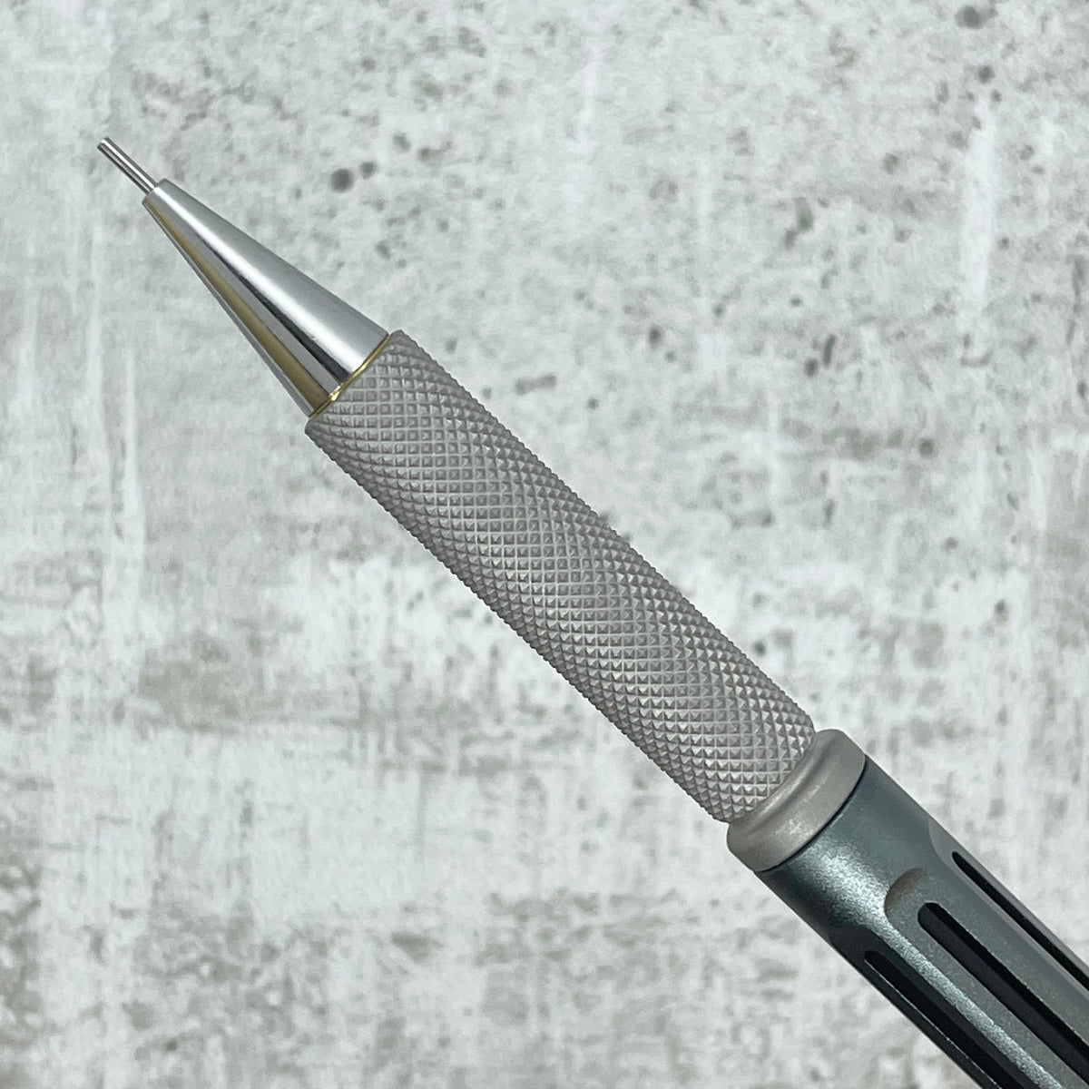 Model 4 / Knurled Grip, Matte Titanium