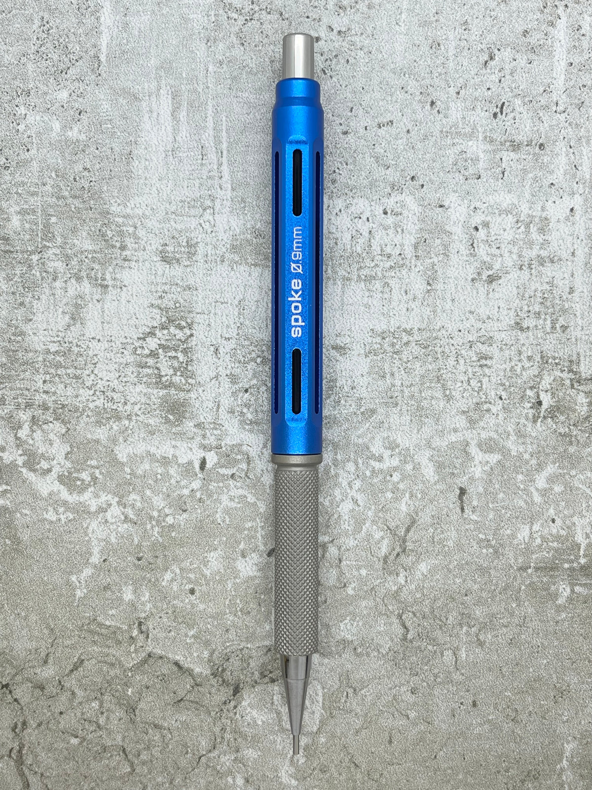 Model 4 / Knurled Grip, Matte Titanium