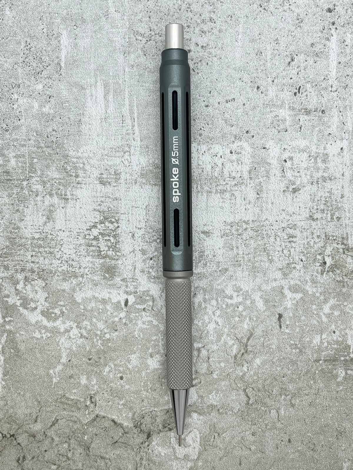 Model 4 / Knurled Grip, Matte Titanium