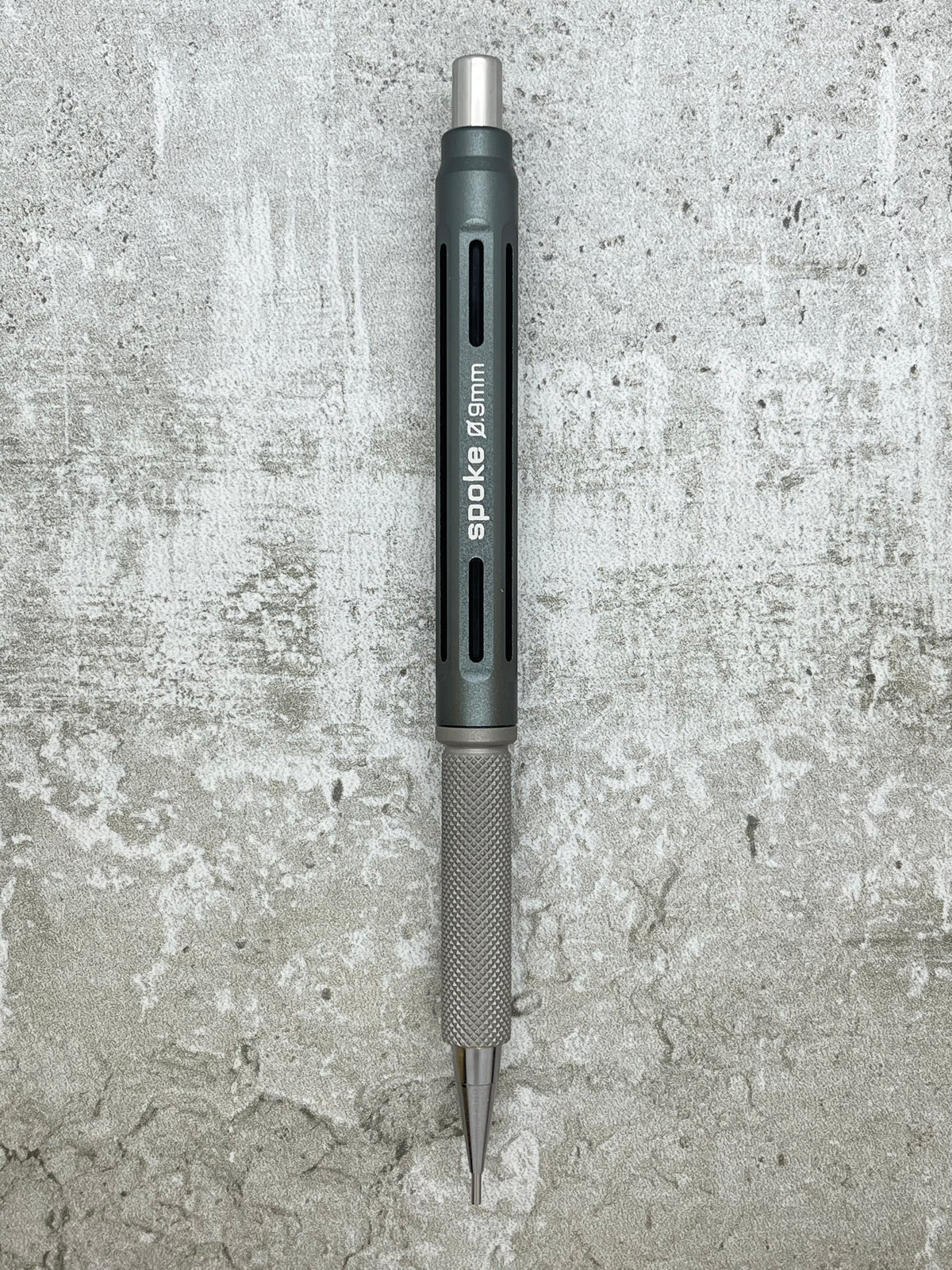 Model 4 / Knurled Grip, Matte Titanium