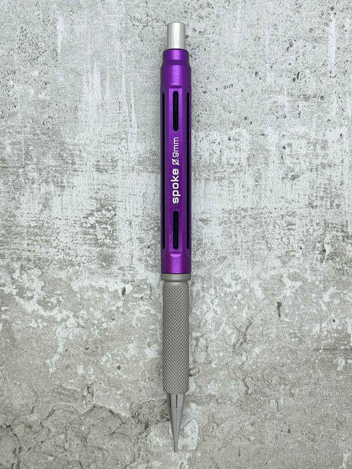Model 4 / Knurled Grip, Matte Titanium