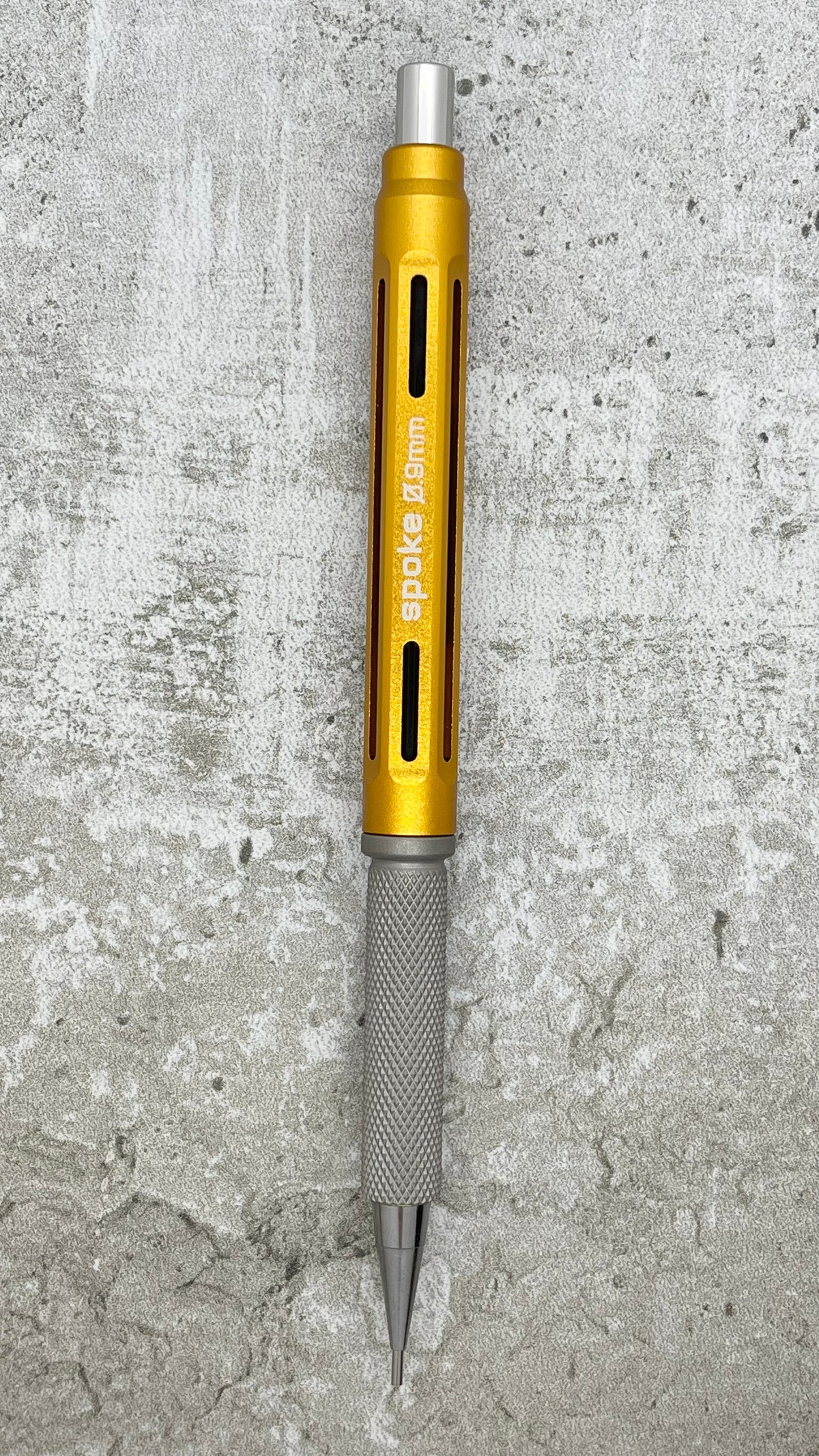 Model 4 / Knurled Grip, Matte Titanium