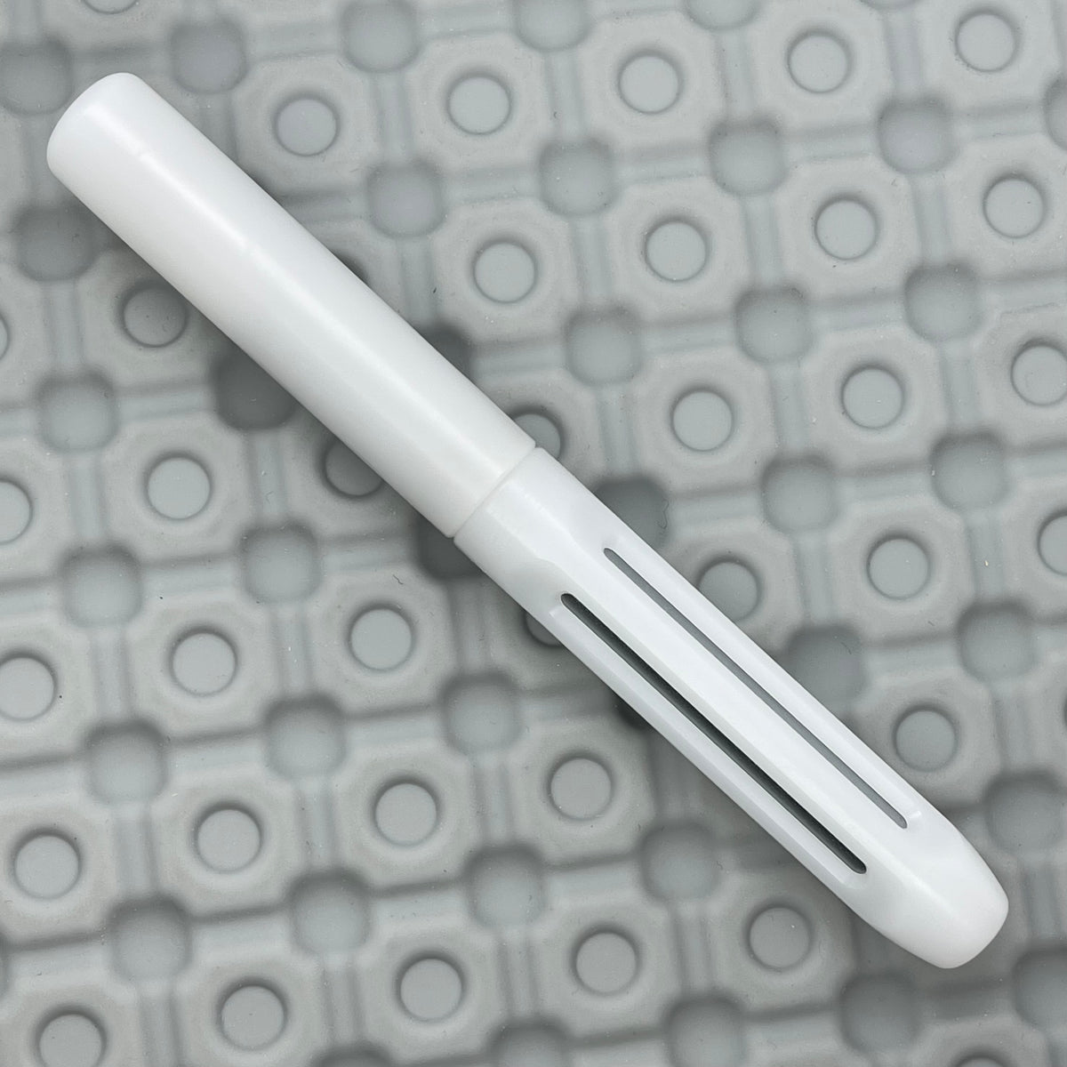 Icon Poly prototype / White
