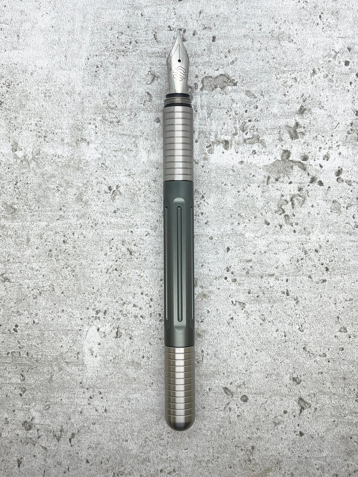 Axle / Titanium (select color)