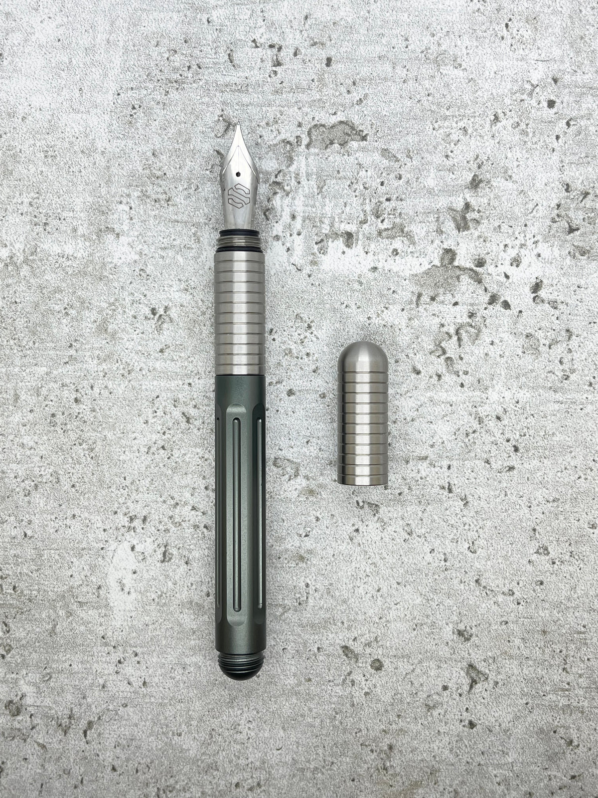 Axle / Titanium (select color)